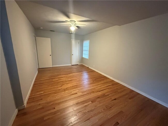 Building Photo - 120 Paris Ave