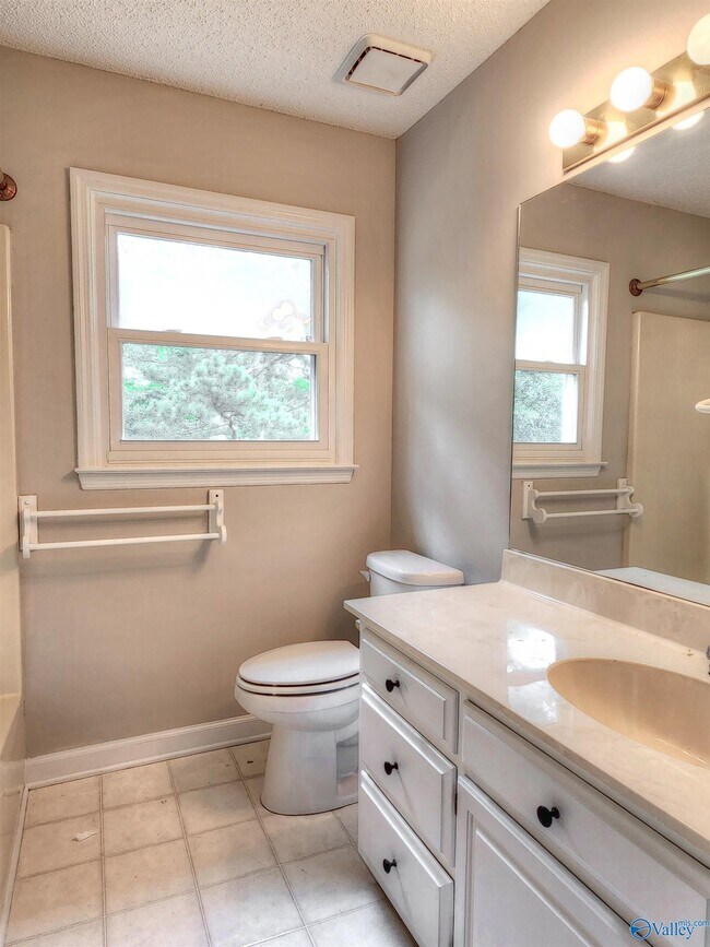 Building Photo - 120 Silver Creek Cir