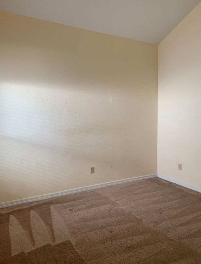Building Photo - Awesome 2 Bed/2 Bath Townhome, Minutes fro...