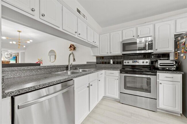 Building Photo - 6061 Balboa Cir