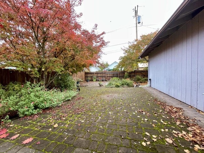 Building Photo - 277 E First Ave