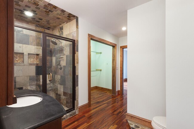 Building Photo - Spacious 6bd/3ba in Grant Park w/ Large Fenced in Backyard & Steps From the Park!