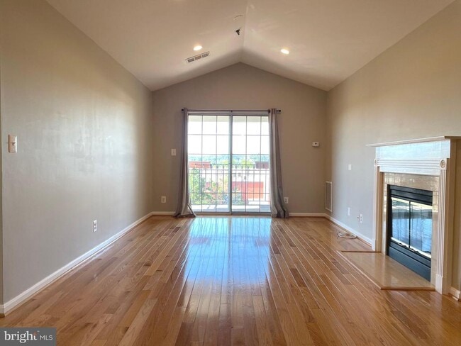 Building Photo - 1100 Quaker Hill Dr