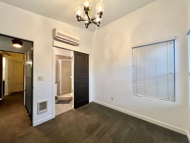 Building Photo - Richmond Neighborhood Condo w/100 bike score on walkscore.com MOVE IN SPECIAL: 1/2 OFF FIRST MONT...