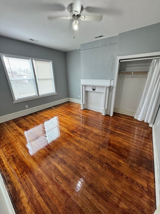 Building Photo - 5 bed 2 bath, central all electric HVAC, laundry, fenced yard house!