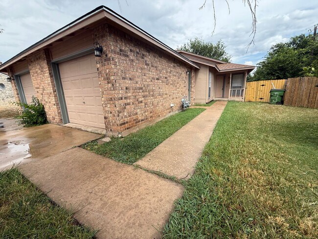 Building Photo - 513 Sierra Cove