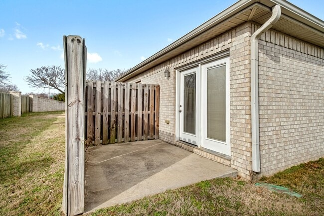 Building Photo - 1270 N Trinity Dr