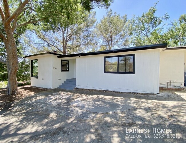 Building Photo - 2736 Hollyridge Dr