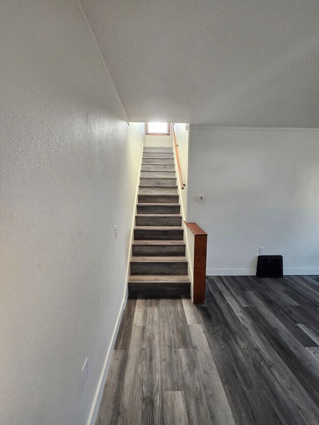 Building Photo - Pet Friendly, Fully Fenced Richland Duplex!
