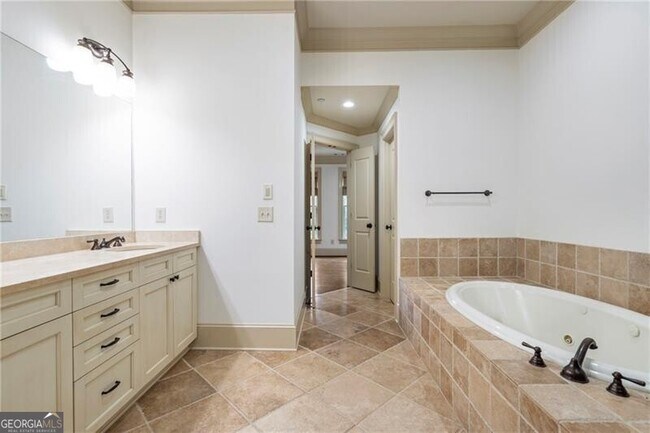 Building Photo - 58 Sheridan Dr NE