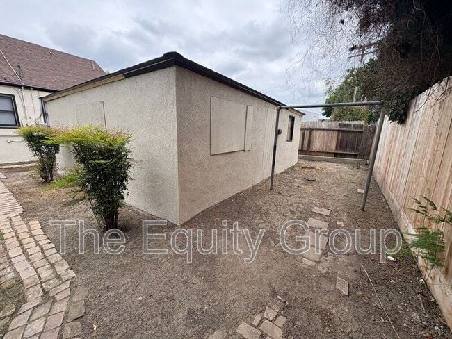 Building Photo - 309 W Noble Ave