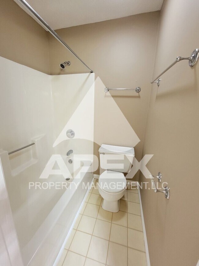 Building Photo - 3 Bed/ 2.5 Ba home w/Hardwood floors, Fire...