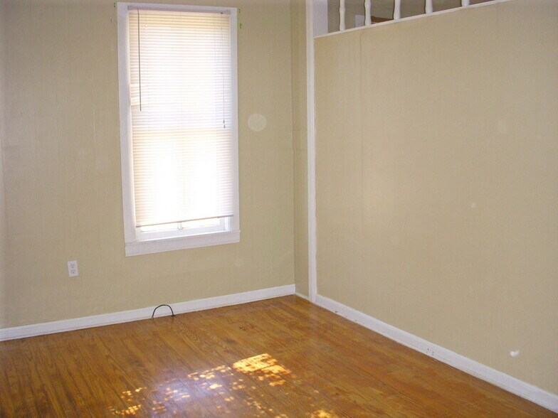 Building Photo - 305 S Magnolia St