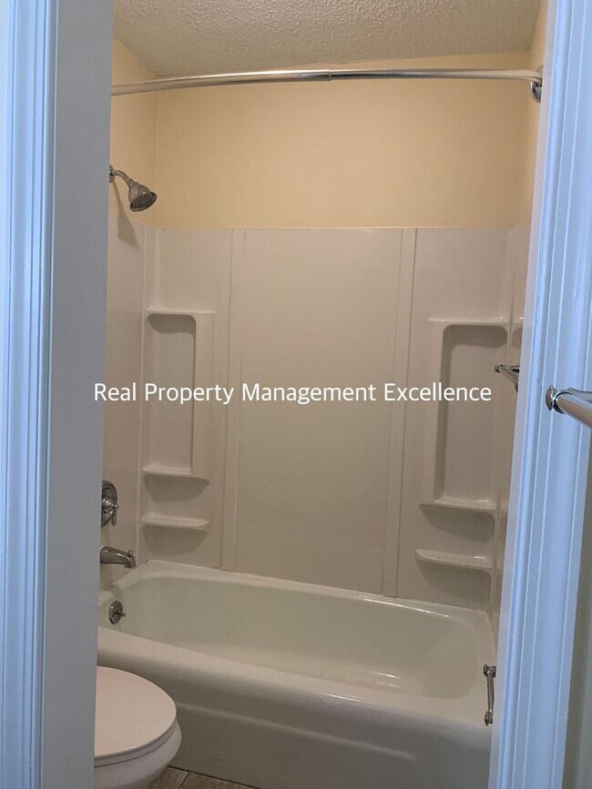 Building Photo - Renovated Raleigh Ranch, Convenient To 440...