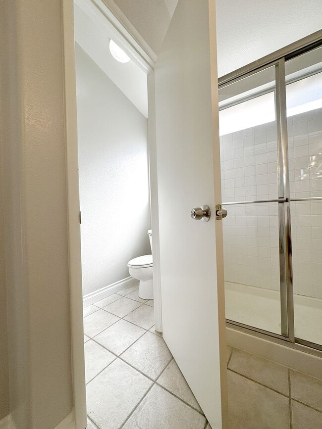 Building Photo - Step into this charming 3-bedroom, 2-bathroom residence in Henderson