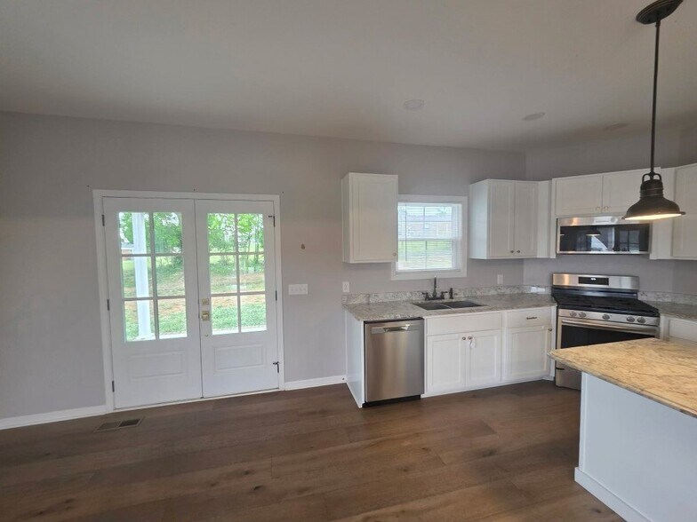 Building Photo - 202 Cherokee Dr