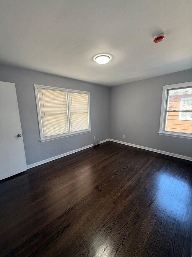 Building Photo - 18343 Oakwood Ave