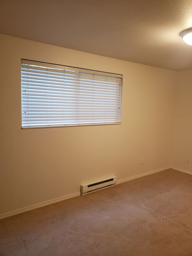 Building Photo - 1 Bedroom 1 Bath Condo with 1 Carport Park...