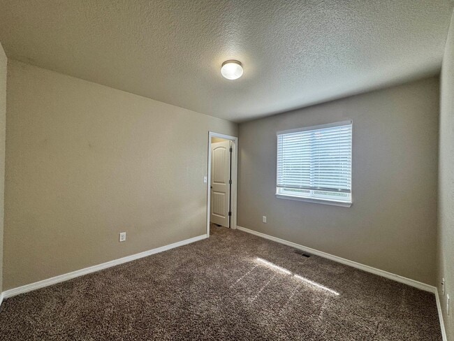 Building Photo - 3 Bedroom in Sierra Springs