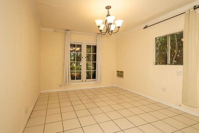 Building Photo - Warm & Welcoming Home Near Melrose with Room to Live, Work & Create