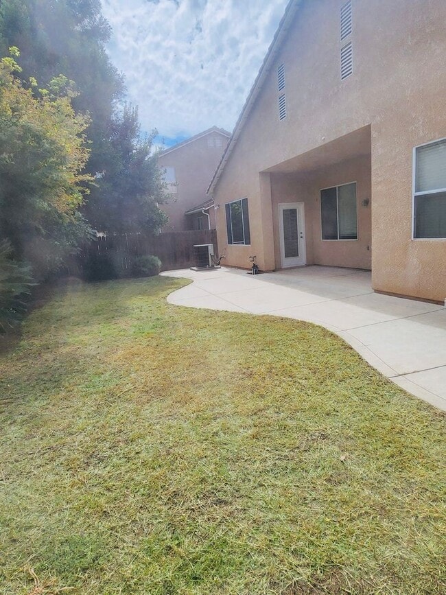 Building Photo - 1823 N Holly Ave