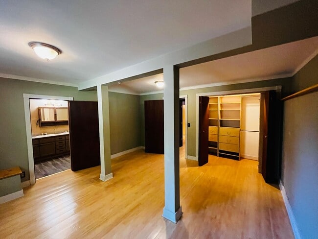 Building Photo - Wonderfully Eclectic Bainbridge Home, Perfect for Nature Lovers!