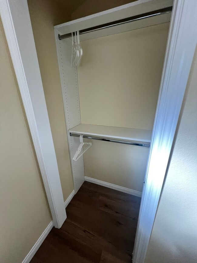 Building Photo - Ventura - Fully furnished one bedroom, one bath month to month rental!