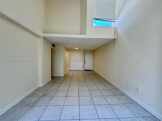 Building Photo - 8810 Fontainebleau Blvd