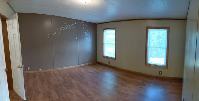 Building Photo - Great 3 Bedroom 2 Bath Home in quiet resid...