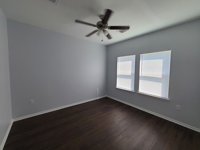 Building Photo - 3151 Roe Dr