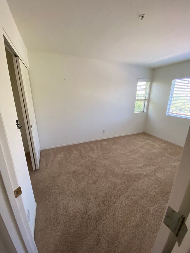 Building Photo - For Rent – Spacious Las Palmas II Home