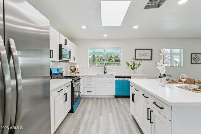 Building Photo - 3020 W Hartford Dr