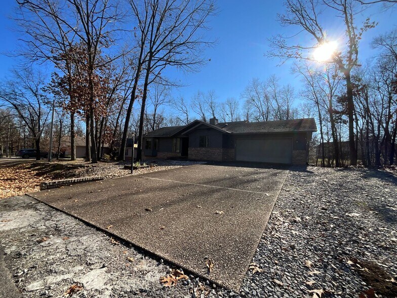 Building Photo - 12 Sunderland Dr