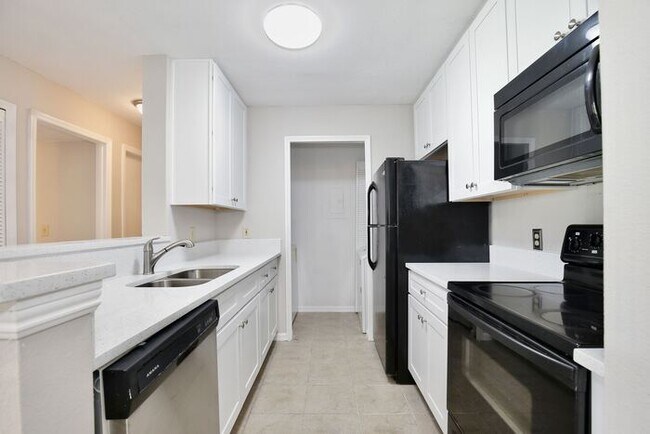 Building Photo - Beautiful 2/2 Cozy Condo with a Covered Pa...