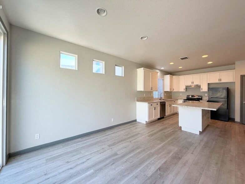 Building Photo - 633 Chandon Dr