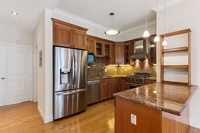 Building Photo - 2 Bed, 2 Bath, 2 Car Parking - Stunning Co...