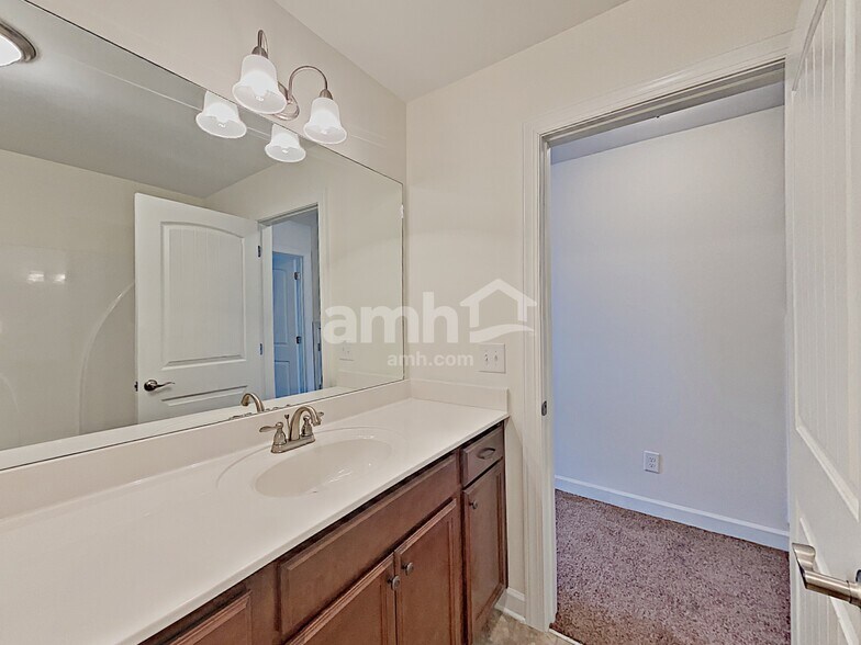 Building Photo - 4343 Freemark Dr