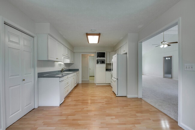 Building Photo - 201 Seminole Cir