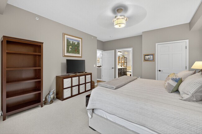 Building Photo - 5250 Grandview Square