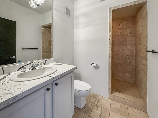 Building Photo - 1005 S Shepherd Dr