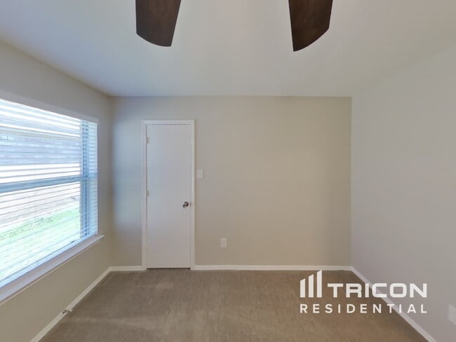Building Photo - 745 Buffalo Springs Dr