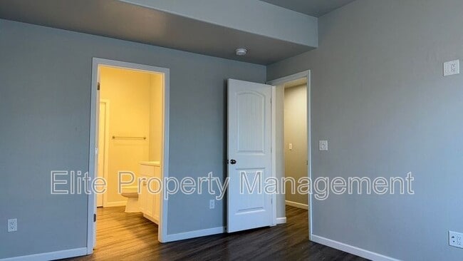 Building Photo - 3137 W 18th St