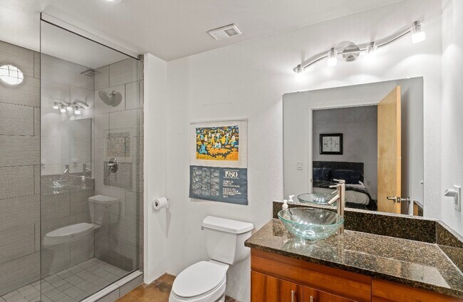 Building Photo - Fully Furnished 2 Bed / 2 Bath Modern Apartment Near Union Station! $2695.00!