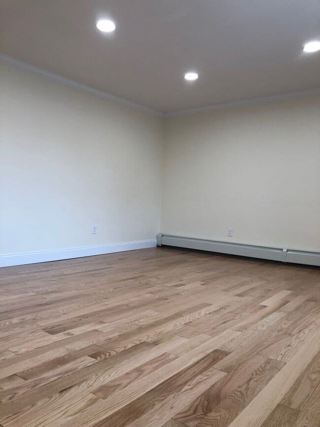 Building Photo - 2Br/1Bth apartment available June 1, 2026. Great location. Laundry in building!