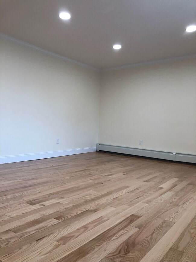 Building Photo - AWESOME 2 BED IN ALLSTON!!!!