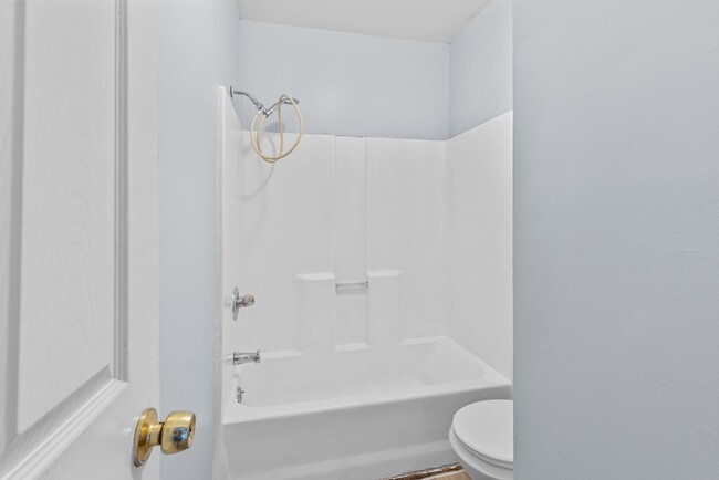 Building Photo - Stylish & Newly Renovated 3 Bedroom 2 Bath...