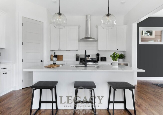 Building Photo - 2027 Rosemary Ln