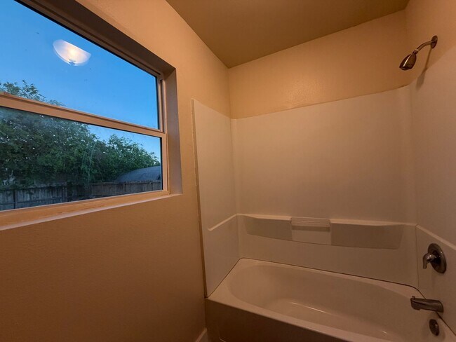 Building Photo - FIRST FLOOR UNIT WATER AND ELECTRICITY PAID!