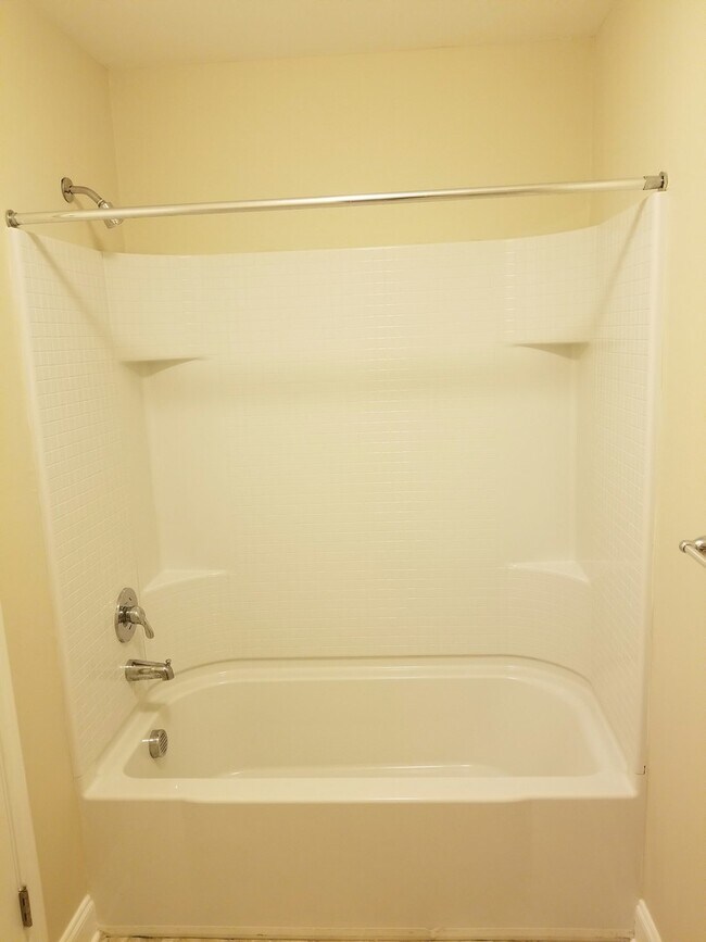 Building Photo - Spacious 3 Bedroom 2.5 Bath Townhome with ...