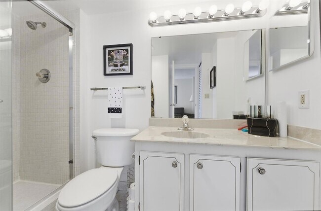 Building Photo - 3675 N Country Club Dr